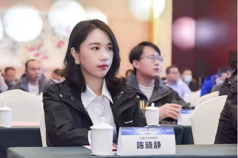 【校對-大客戶稿】美女老板獨愛歐馬可 百余輛超級卡車助力客戶攀登事業(yè)新高峰_jm(1)582.png