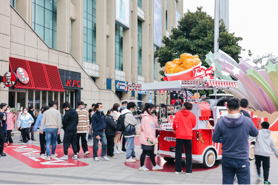 【新闻稿】五菱携手肯德基打造最mini的快餐店，宏光miniev肯德基版定制快餐车亮相1086.png