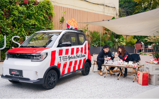【新闻稿】五菱携手肯德基打造最mini的快餐店，宏光miniev肯德基版定制快餐车亮相1362.png