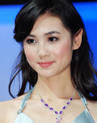 /紫罗兰香气女车模