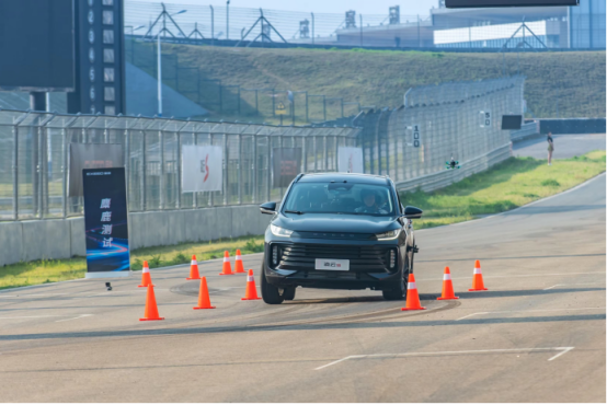 【新闻稿】 “赛道级性能suv”星途凌云s热血上市，售价15.99-16.99万元(5)1281.png