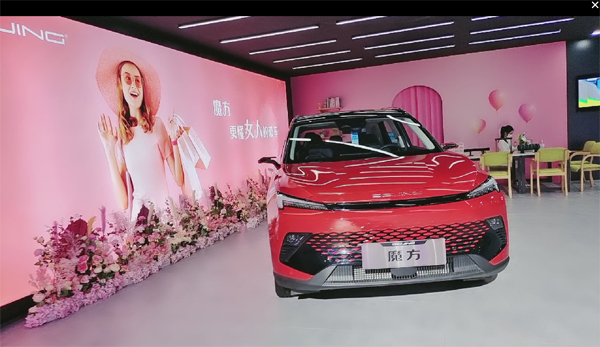 专属座驾，为“她”而来 广州车展实拍换妆“女神主题车衣”的北汽魔方