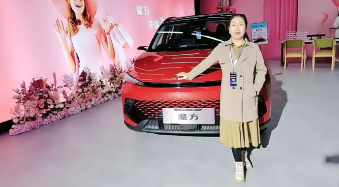 北汽魔方“女神主题车衣”亮相广州车展