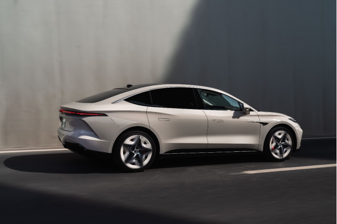 【新闻稿】中大型豪华纯电轿车飞凡F7正式上市 售价20.99万-30.19万2539.png
