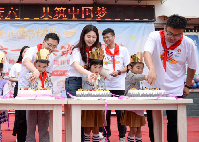 【新闻稿】东风润 神龙情！ 神龙汽车携手知音车主走进希望小学与师生共庆六一405.png