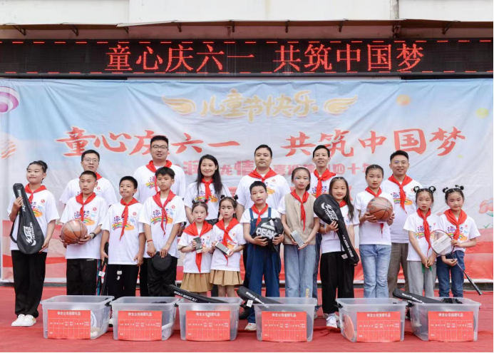 【新闻稿】东风润 神龙情！ 神龙汽车携手知音车主走进希望小学与师生共庆六一506.png