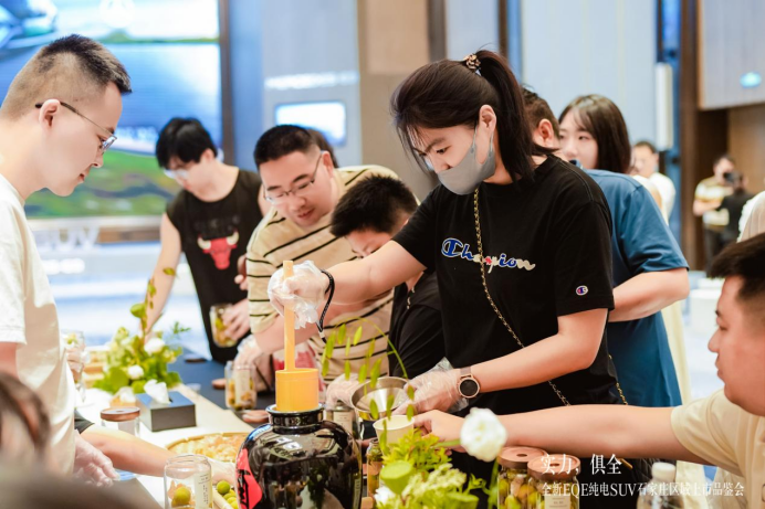 全新eqe纯电suv新闻稿1214.png