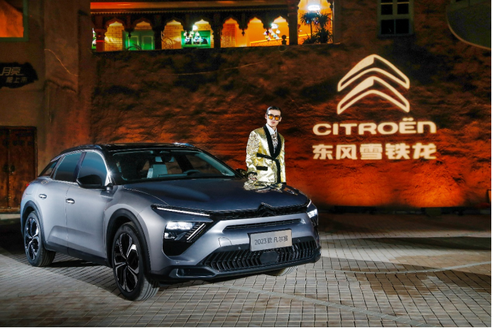 与劳伦斯·许联袂出演，凡尔赛c5 x喀什时尚秀绽放个性领潮态度1886.png