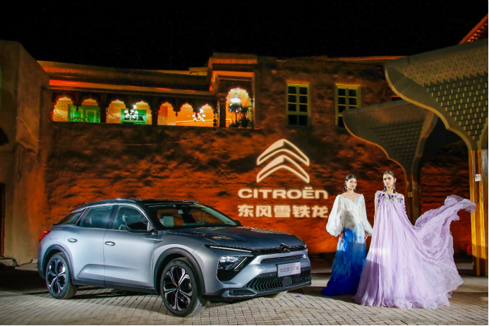 与劳伦斯·许联袂出演，凡尔赛c5 x喀什时尚秀绽放个性领潮态度460.png