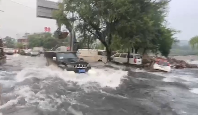 9eecd12f33f42c670c1bbcd7ccc57f02.png 关键时刻,总有北京,北京汽车抗洪抢险行动中(2)(1)(1)1469.png