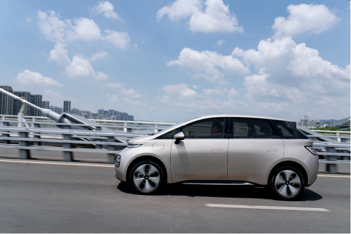 2aedc777a9812b7dc9bd5fcfe873d868.png 【新闻稿】宝骏云朵新增四款外观车色和一款内饰新色,并宣布9月28日ota娱乐生态601.png