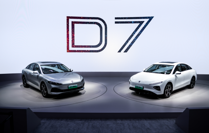 【荣威新闻稿】d7成都车展首秀引爆全场 上汽荣威再度提速新能源赛道(2)245.png