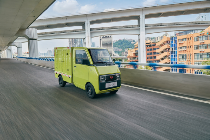 【新闻稿】3.68万元起！人民五菱再造神车，e10致富小精灵正式上市703.png