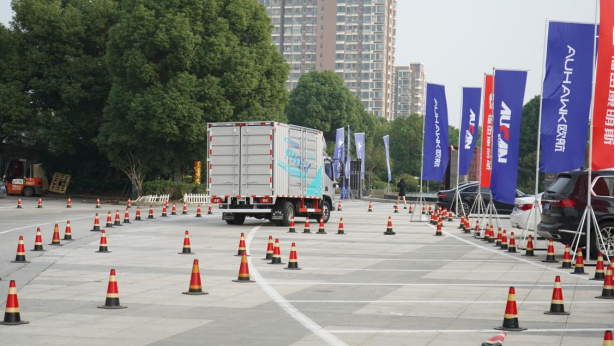 【外围】驾评全新一代欧马可智蓝HS1混动轻卡：性能与驾乘体验双跃升的高效城配利器1575.png
