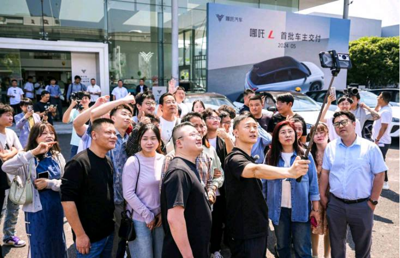 f1566ffd1d4c967b98c12439406f8d92.png 1_【新闻稿】哪吒l开启首批交付,哪吒汽车ceo张勇亲自交车247.png
