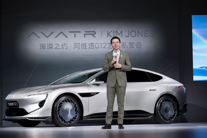 20250325_新闻稿_Kim Jones限量联名版，阿维塔012开启全球交付