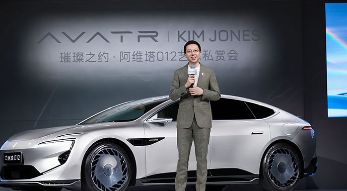 Kim Jones限量联名版，阿维塔012开启全球交付