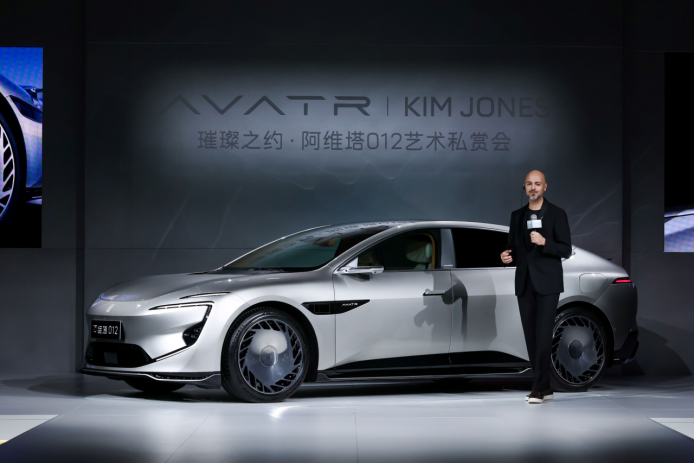 20250325_新闻稿_Kim Jones限量联名版，阿维塔012开启全球交付